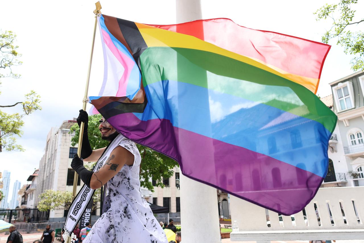 Izan bandera del Orgullo en la Plaza Catedral con un llamado a la tolerancia