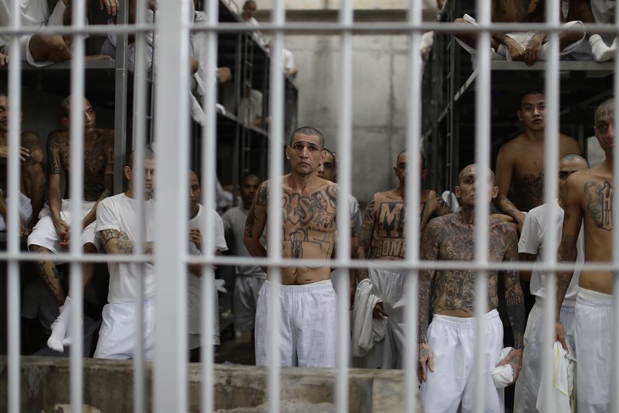 El Salvador impone penas históricas entre 130 y 460 años a ocho pandilleros