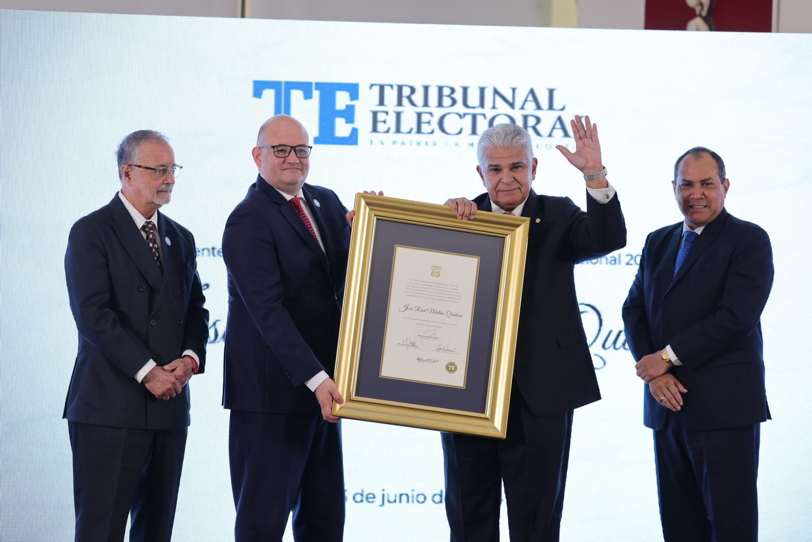 José Raúl Mulino recibe credenciales como presidente electo