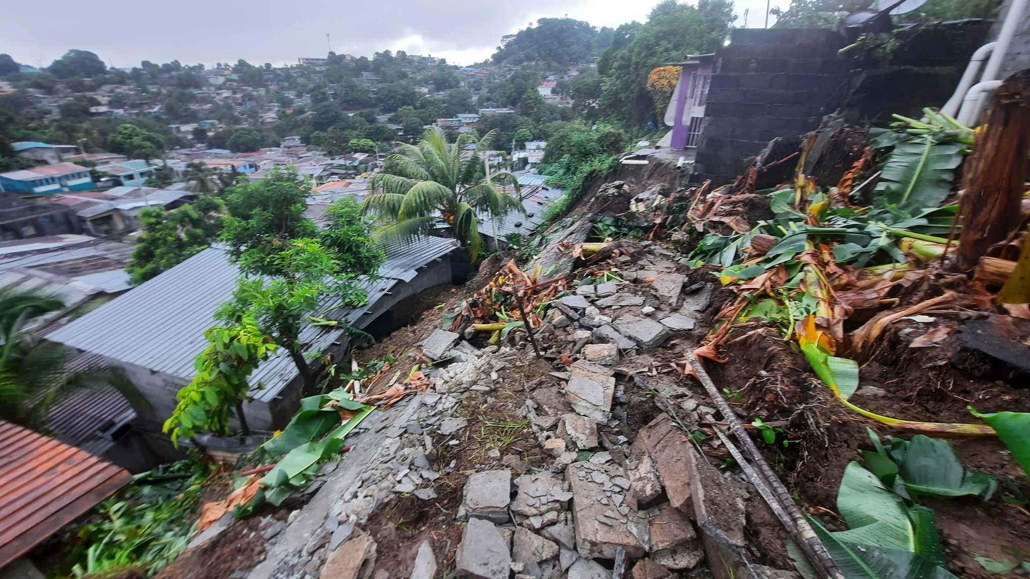 Rescatan familia tras deslizamiento de tierra en San Miguelito