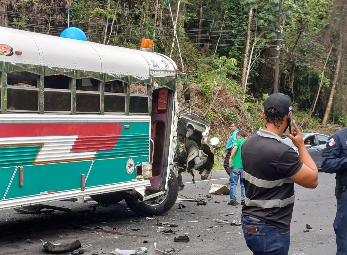 Choque de diablo rojo en Colón deja 10 pasajeros heridos