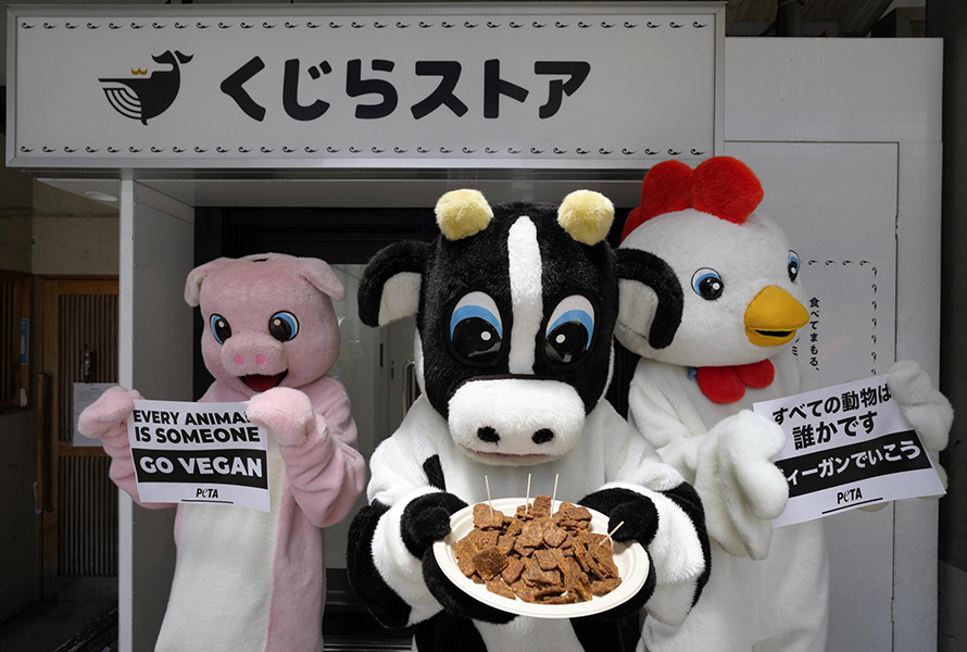 Activistas protestan contra el consumo de carne de ballena en Japón