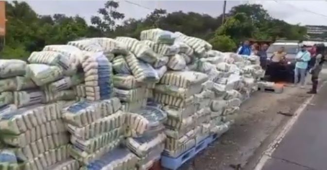 Camión cargado con arroz se volteó en Espavé de Chame y muchos se llevaron la mercancía