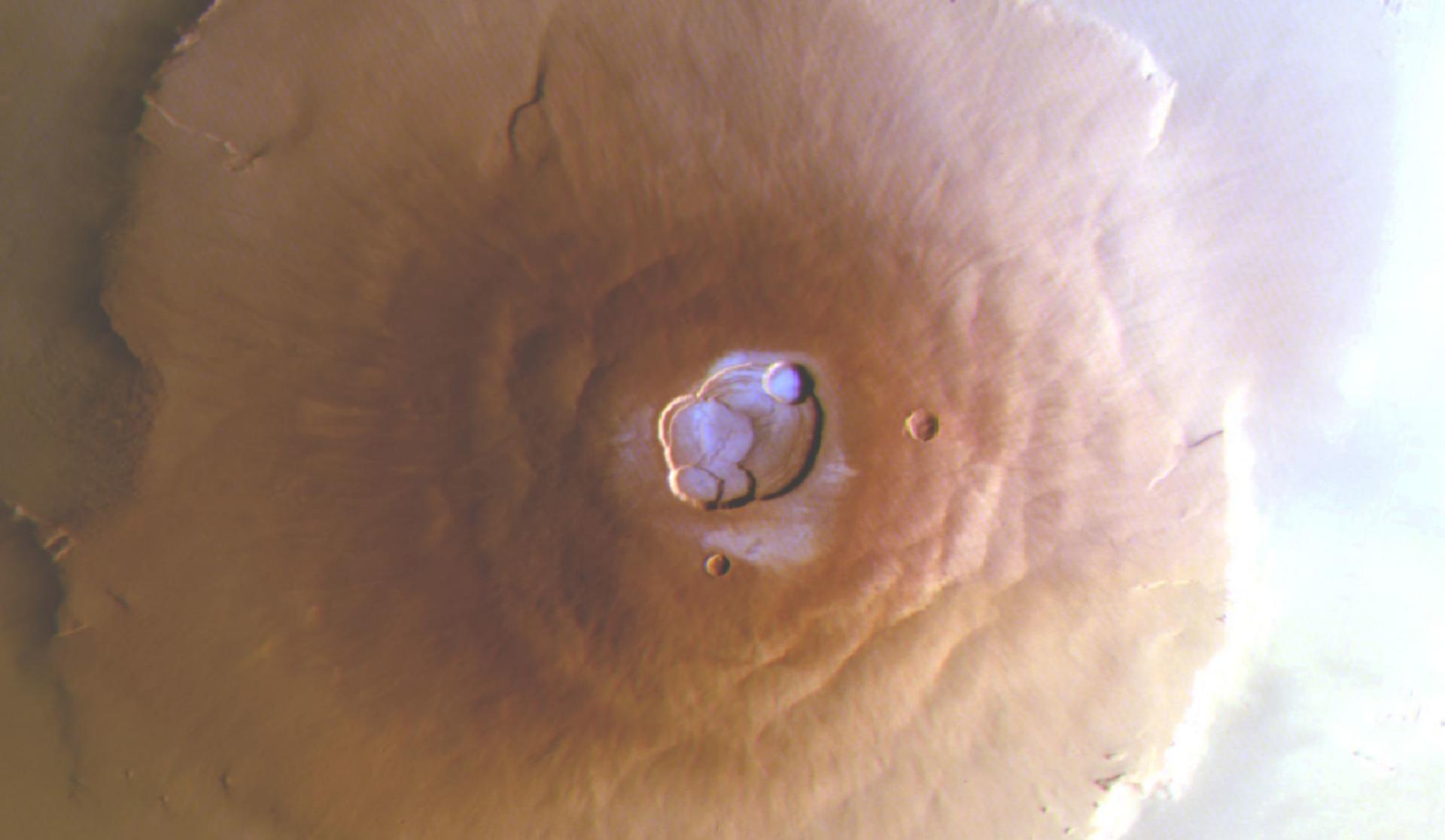 Descubren volcanes con escarcha de hielo en Marte