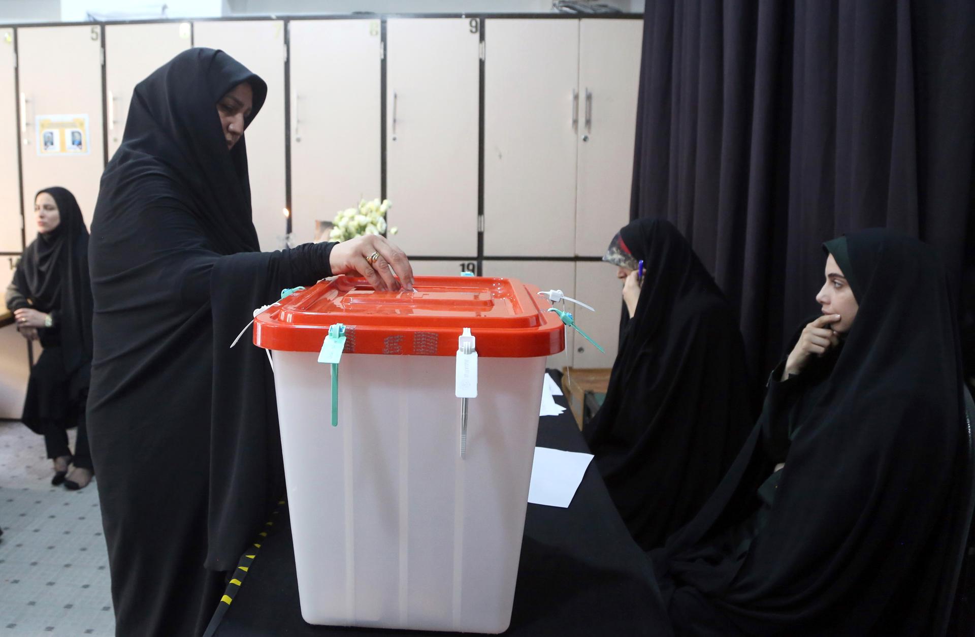 Irán elige presidente en segunda vuelta ante el desconcierto y la escalada regional