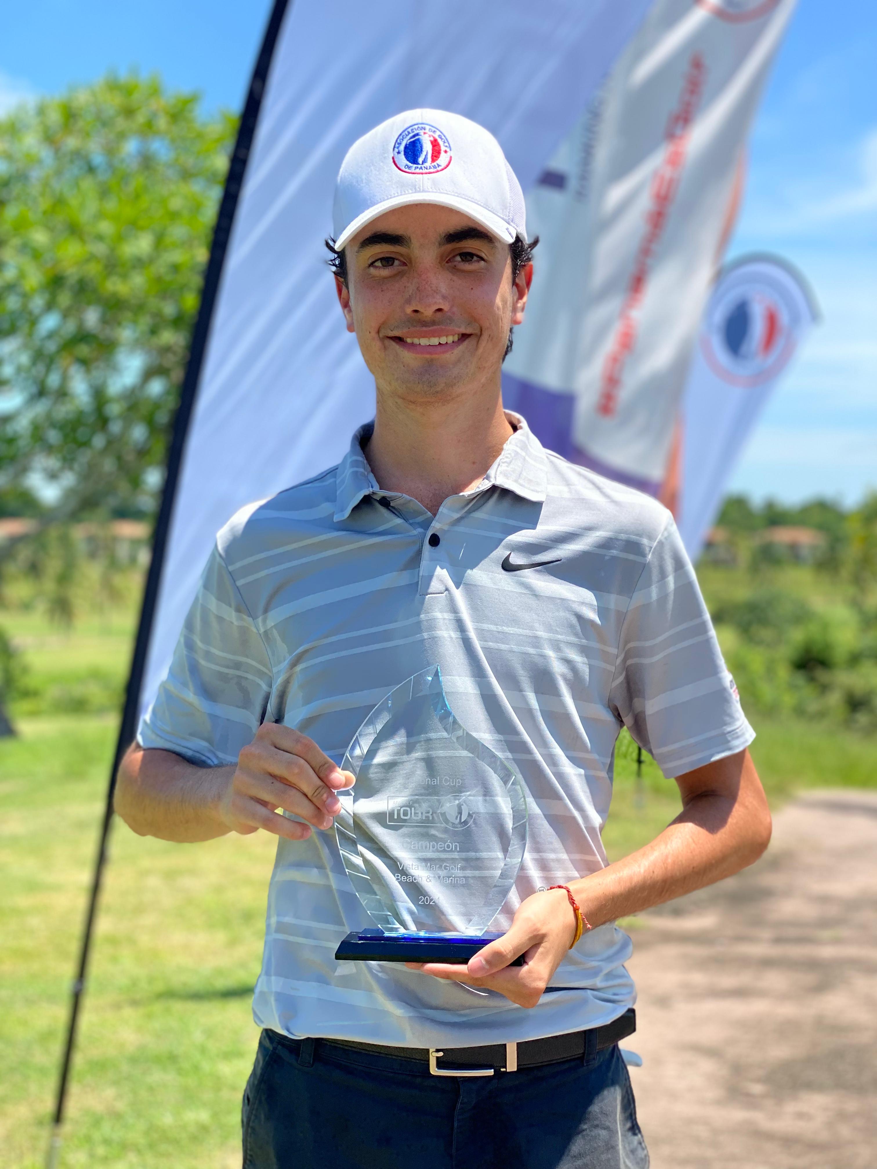 Eduardo Arango gana torneo de golf local