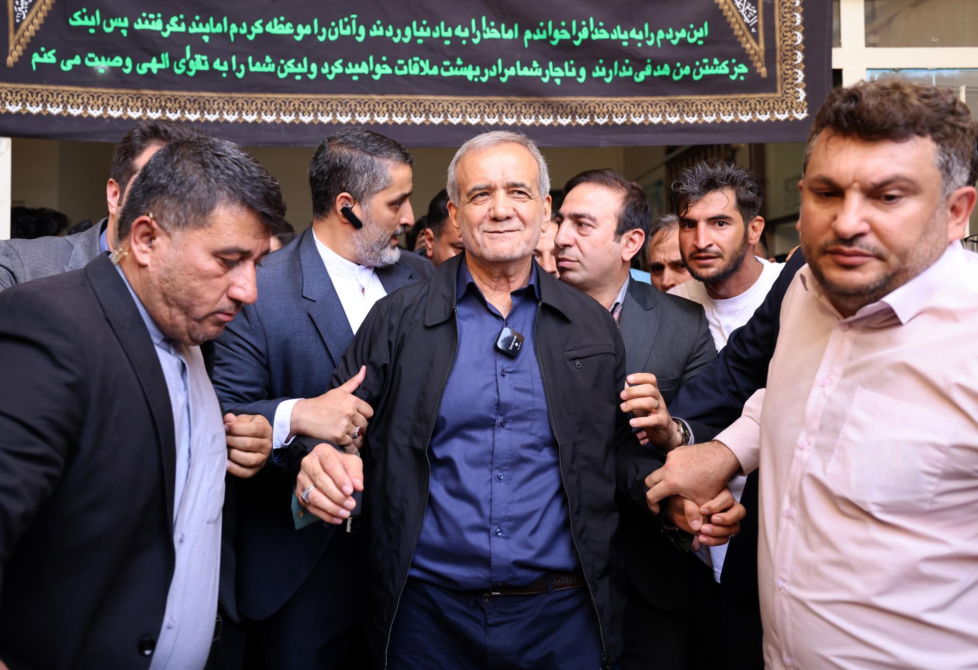 El moderado Pezeshkian gana las elecciones presidenciales en Irán