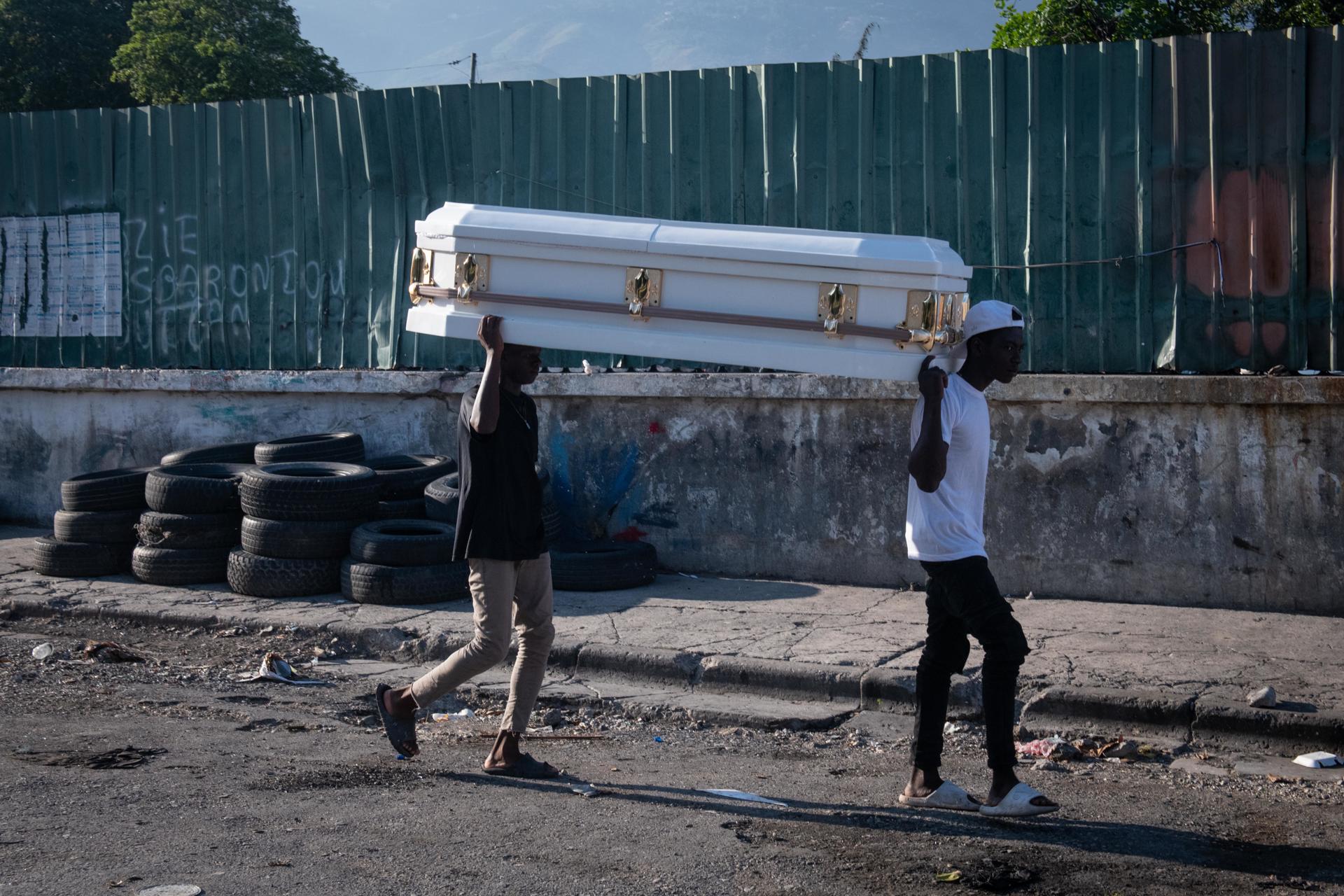 Bandas armadas asesinan a 20 personan en Haití en presencia de tropas kenianas
