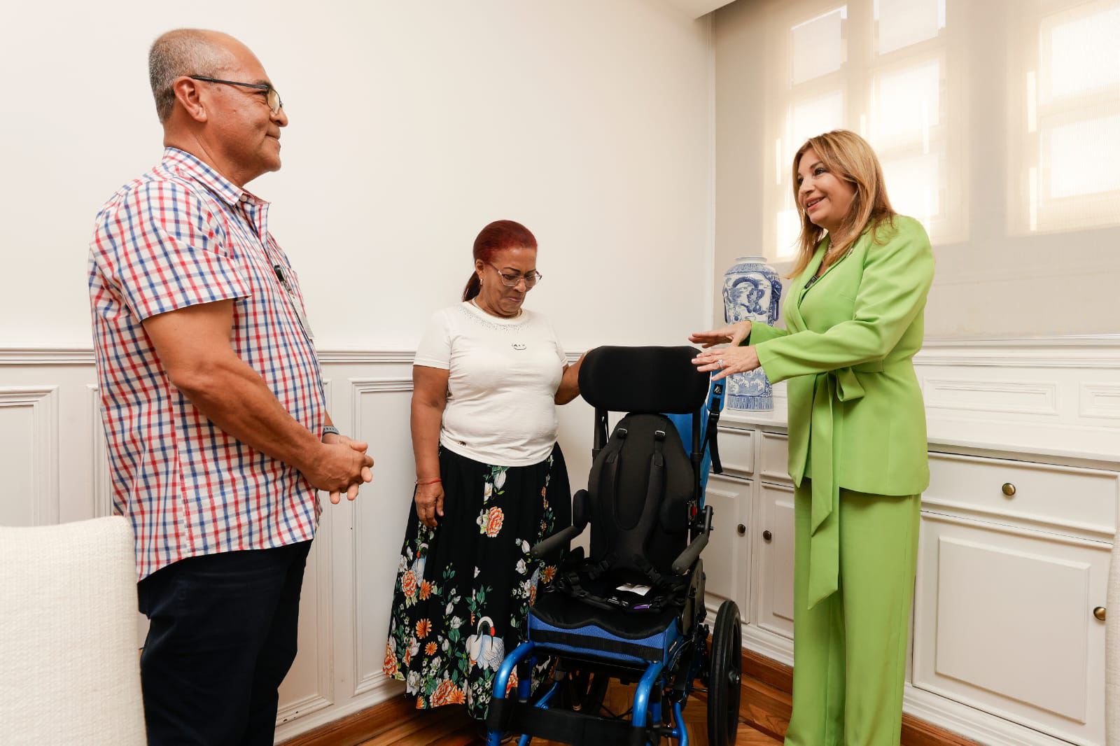 Primera Dama entrega donaciones a menores con parálisis cerebral