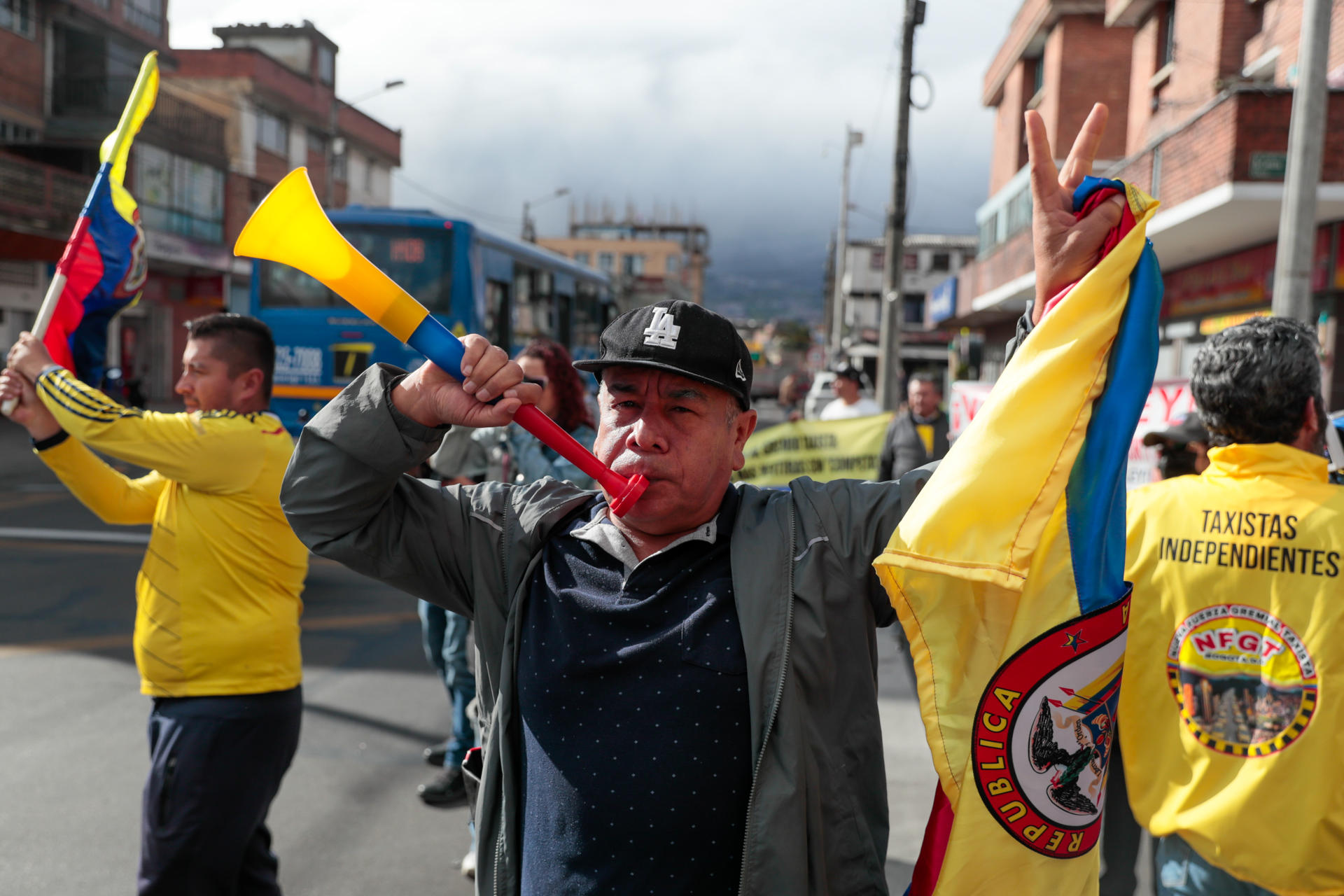 Centenares de taxistas protestan contra plataformas de transporte en Colombia