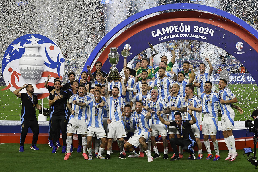 Messi, Di María y Otamendi recogen el trofeo de la Copa América 2024