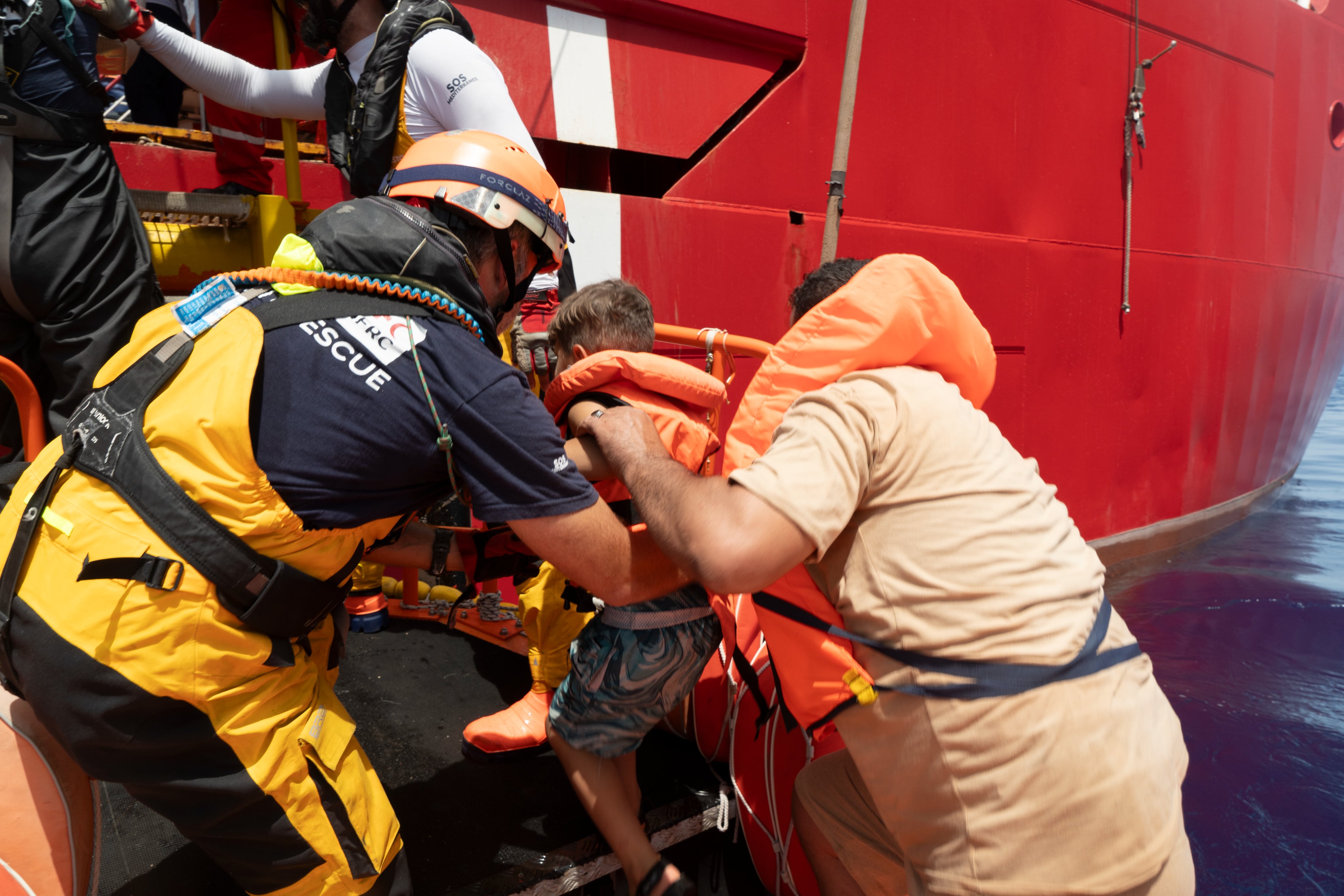 Rescatan a 250 personas tras naufragar en el Mar Mediterráneo