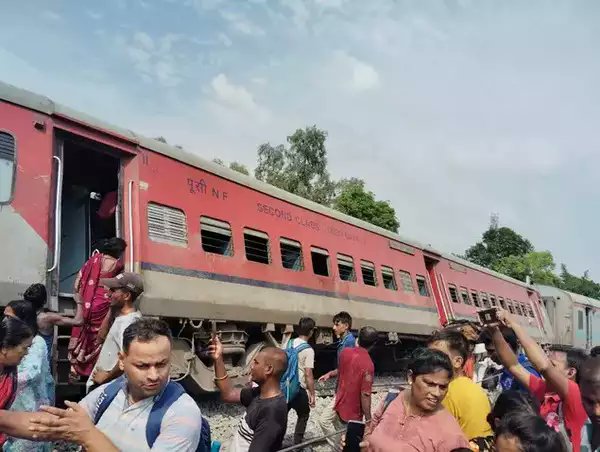 Dos muertos y 26 heridos deja descarrilamiento de tren de pasajeros en la India
