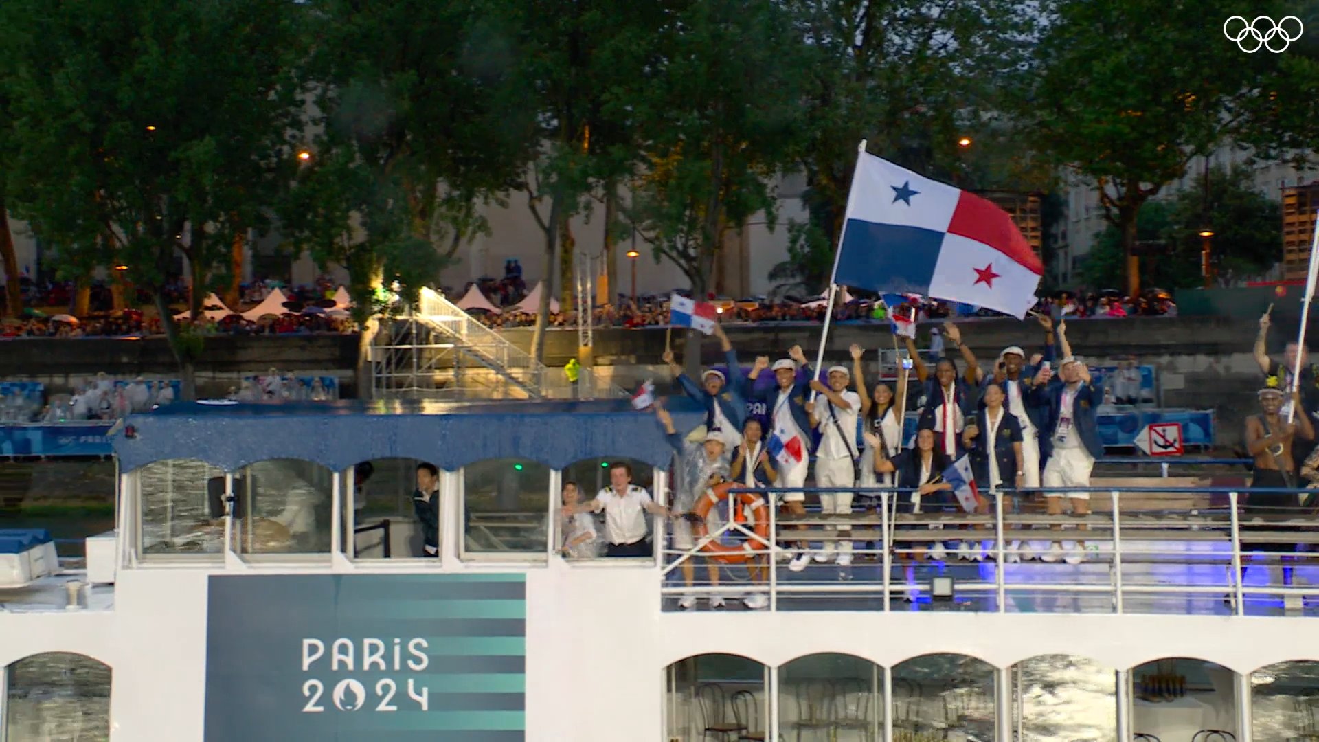 Delegación panameña recorre el río Sena en la inauguración de París 2024