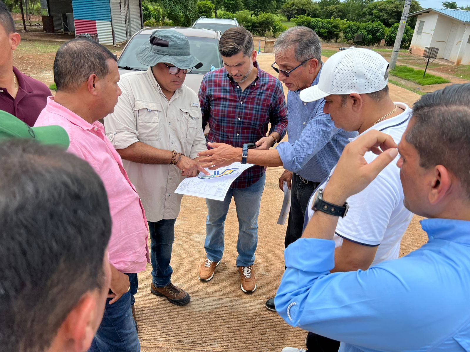 Ministro de Vivienda  coordina plan para reactivar proyecto residencial en Coclé