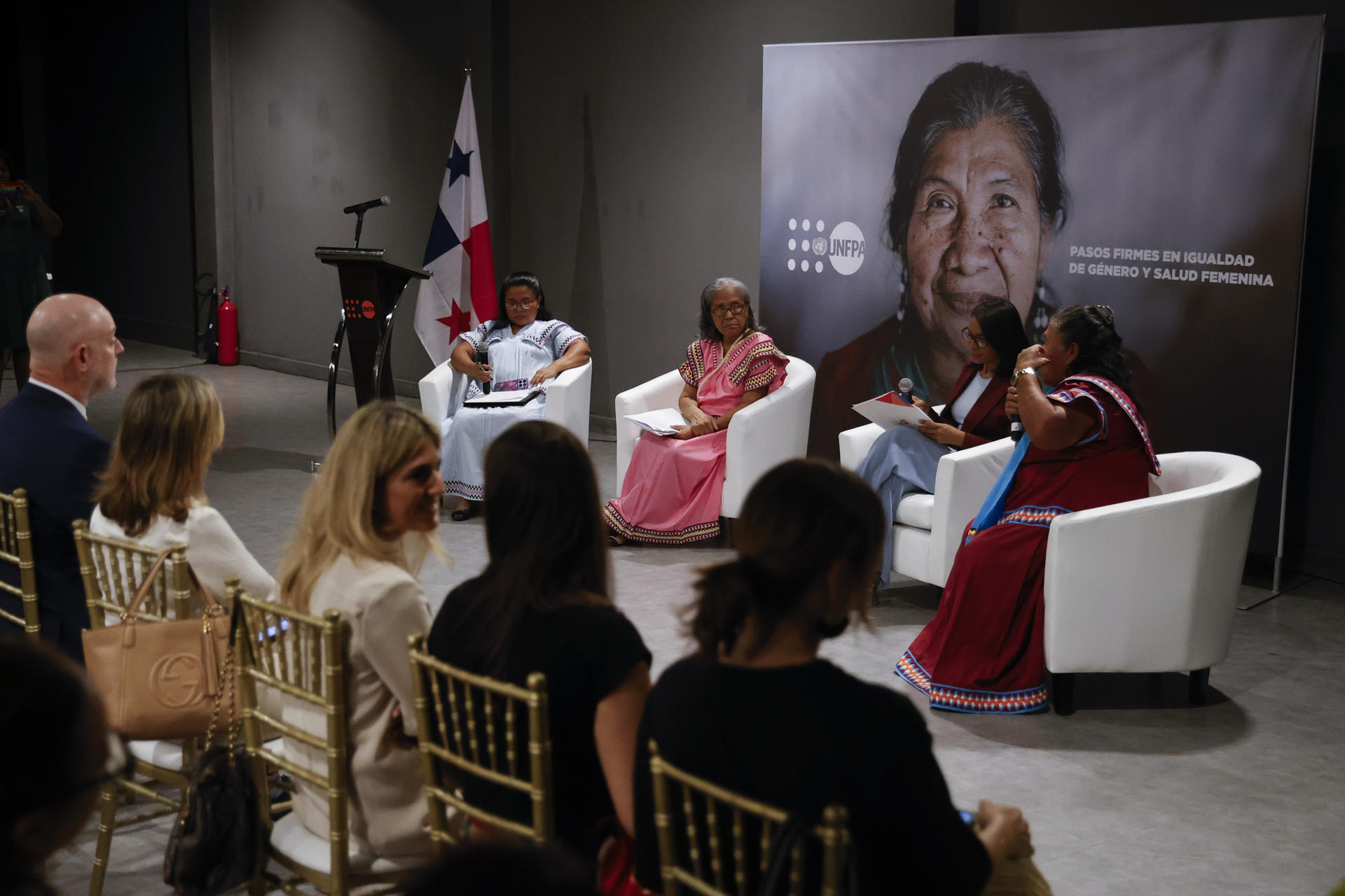 Muestra fotográfica honra a mujeres de etnia Ngäbe en el Día Mundial de la Población