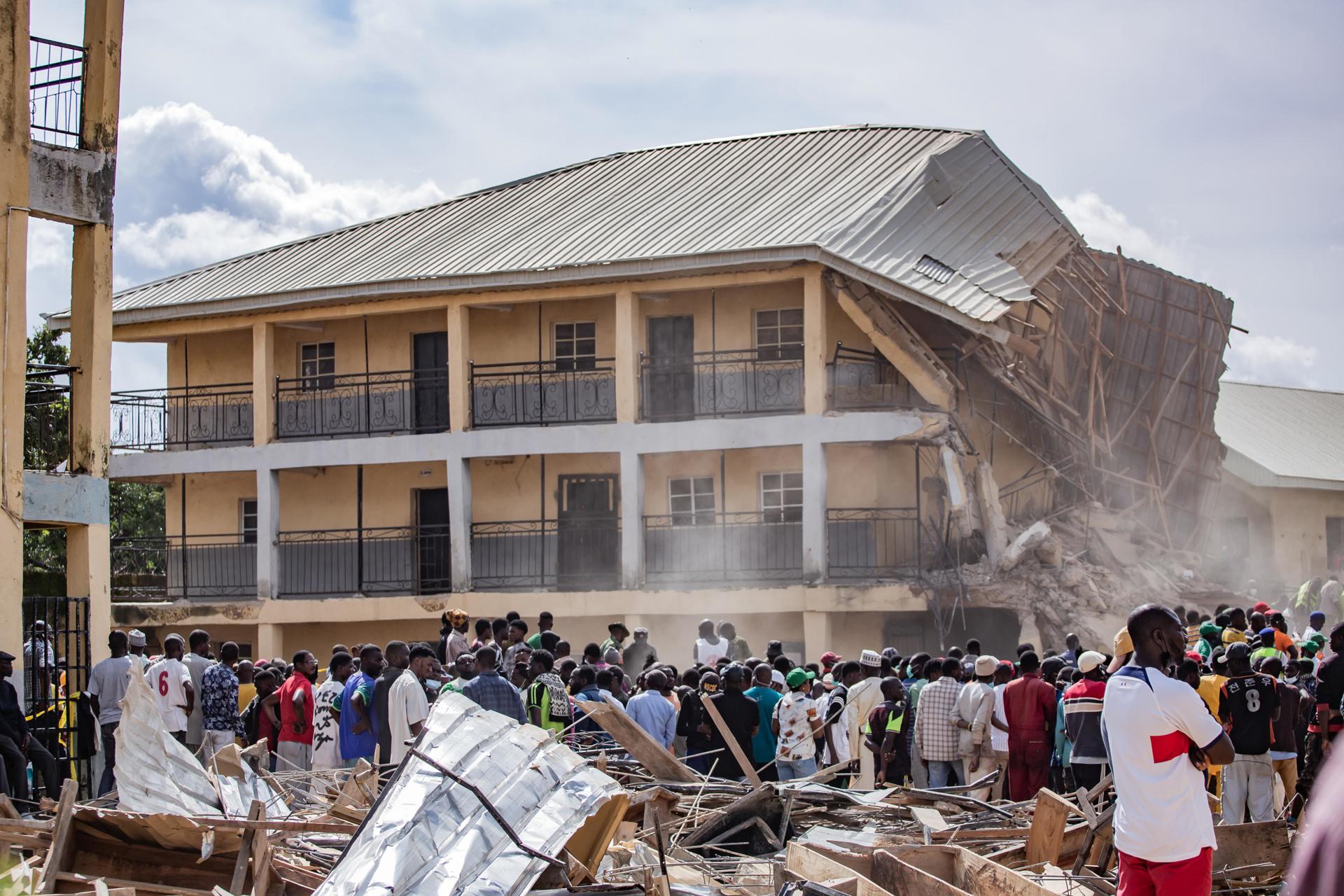 Escuela se viene abajo en Nigeria dejando 22 muertos