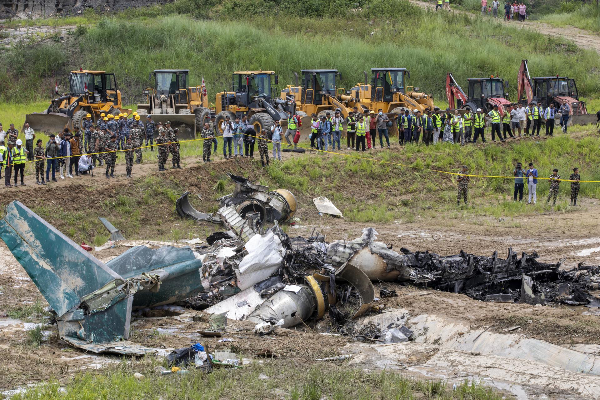 Mueren 19 pasajeros al estrellarse avión en aeropuerto de Katmandú