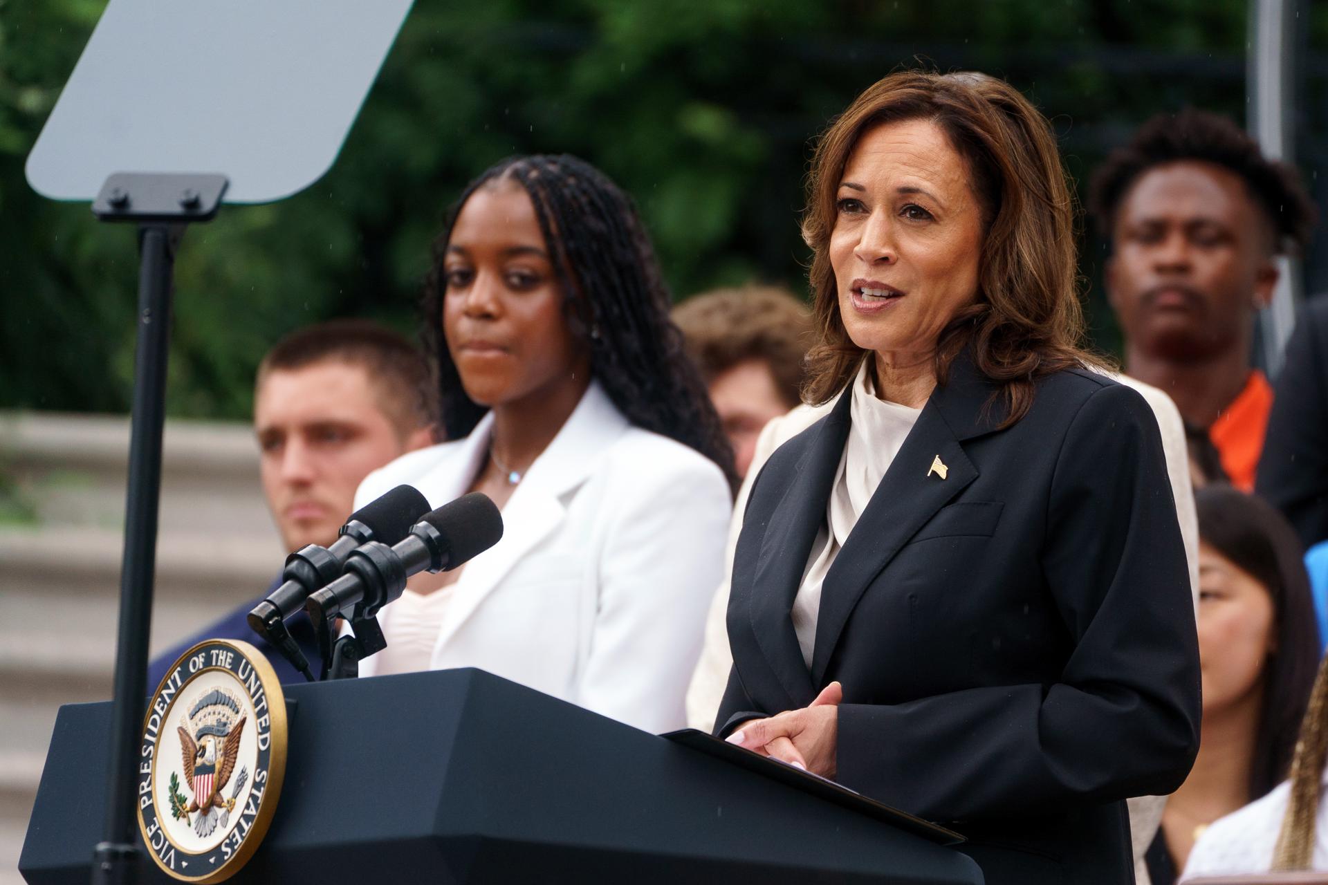 Harris se apoya en hermandad afroamericana para pedir voto de mujeres negras
