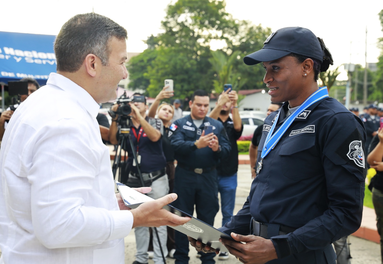 Policía condecora a Atheyna y le impone nuevo rango