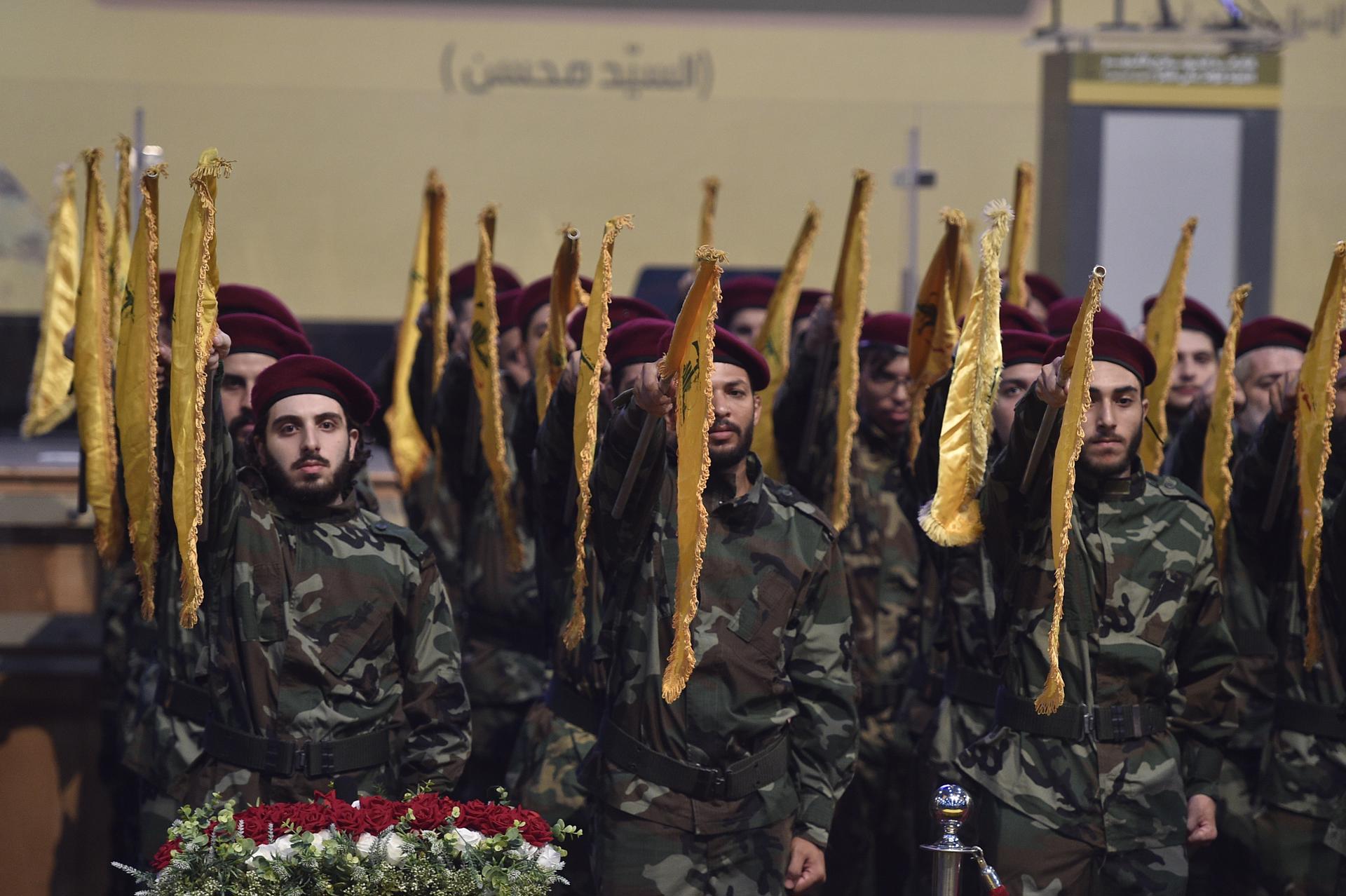 Combatientes de Hezbolá se reúnen antes de la procesión fúnebre del fallecido comandante de alto rango de Hezbolá, Fuad Shukr, muerto en un ataque israelí, en Beirut, Líbano, 01 de agosto de 2024. Hezbollah y las Fuerzas de Defensa de Israel (FDI) confirmaron que Shukr murió en un ataque israelí el 30 de julio en el barrio Haret Hreik de Beirut. Los medios estatales del Líbano dijeron que al menos cuatro personas murieron. (Líbano, Hizbulá/Hezbolá) EFE/EPA/WAEL HAMZEH