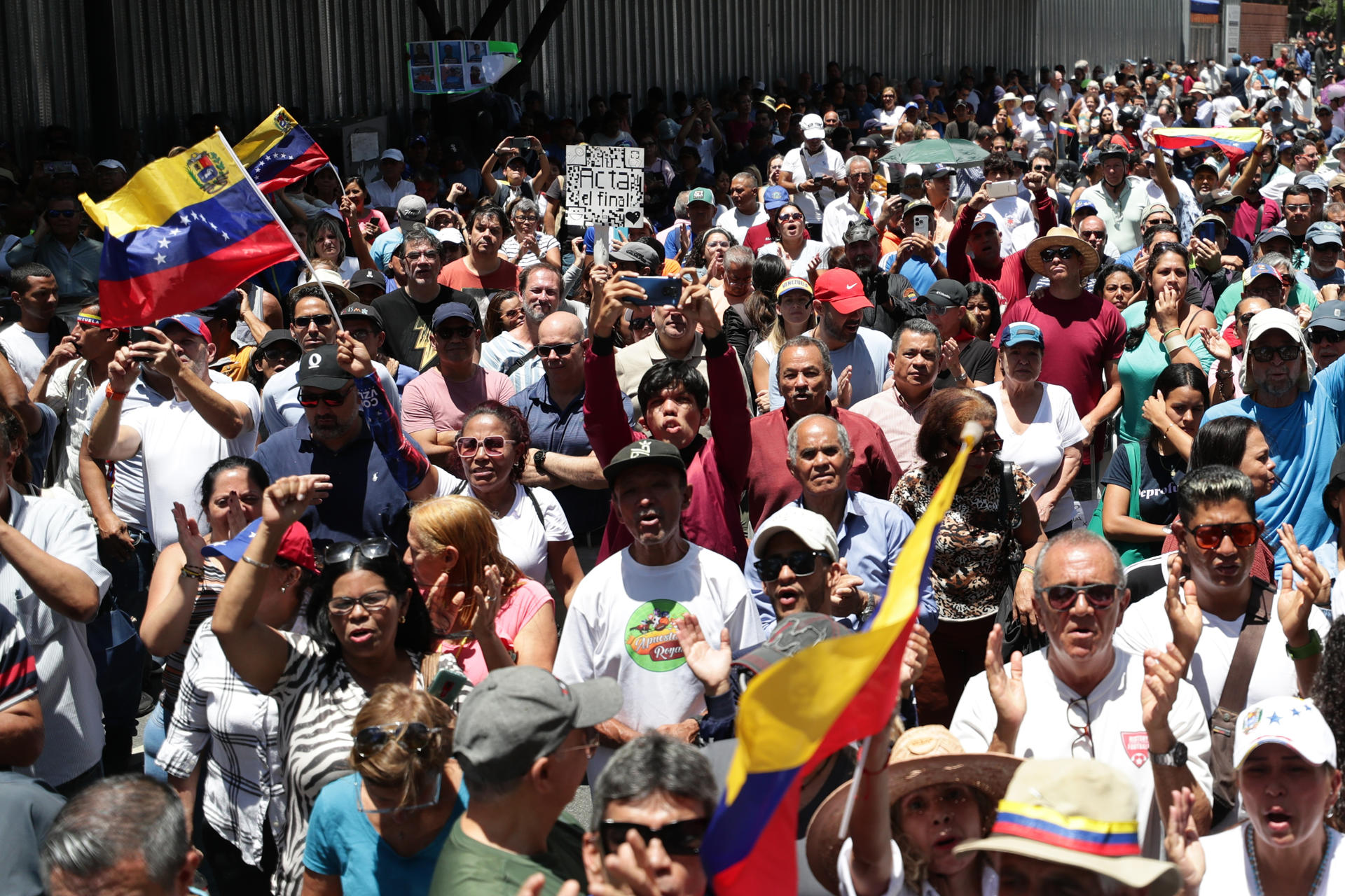 Oposición venezolana marcha contra la dictadura de Maduro