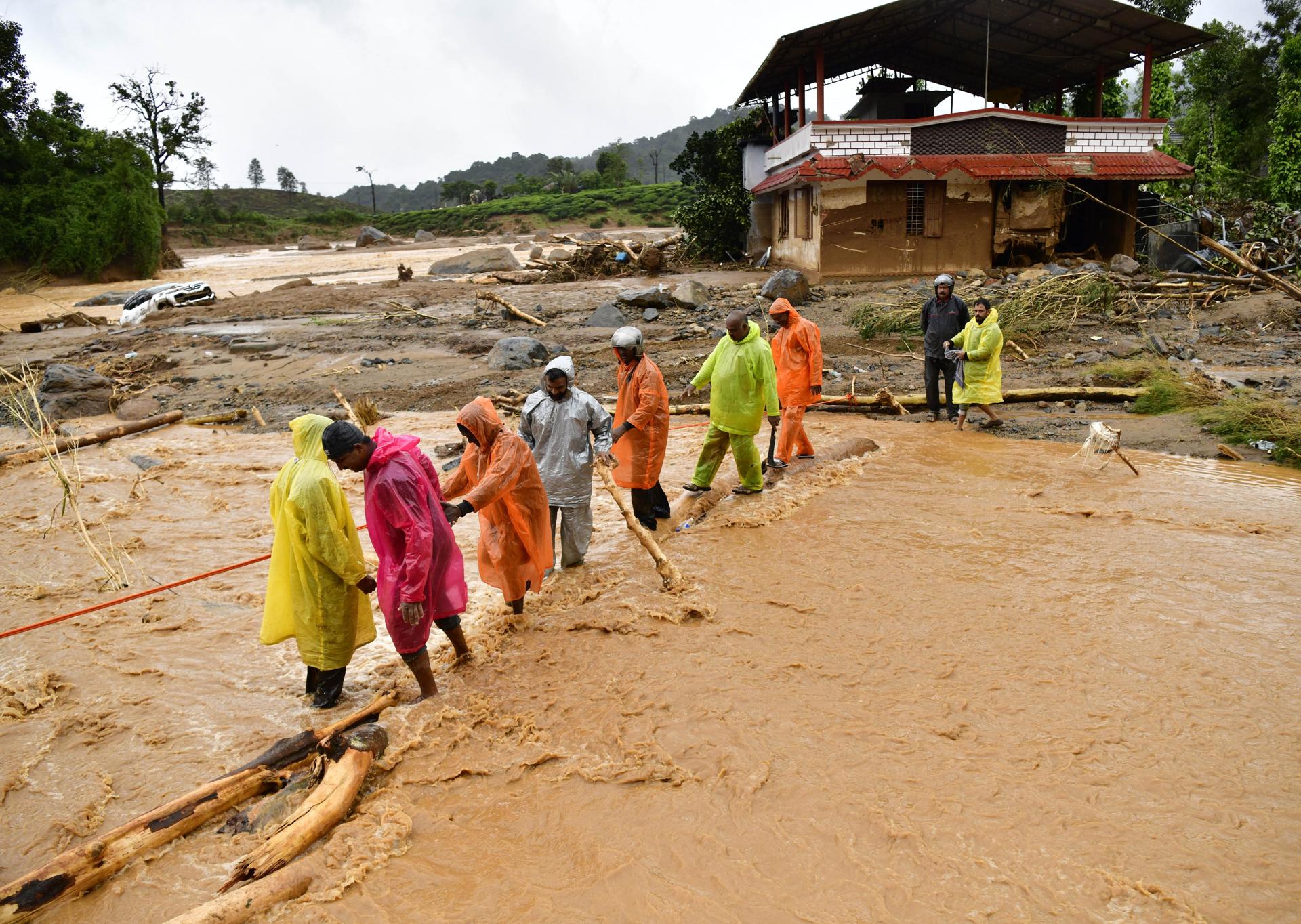 Lluvias y avalanchas dejan más de 200 muertos en la India