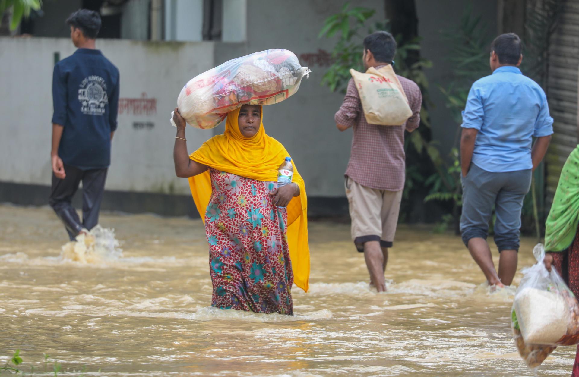 Ascienden a 52 los muertos por las inundaciones en Bangladesh