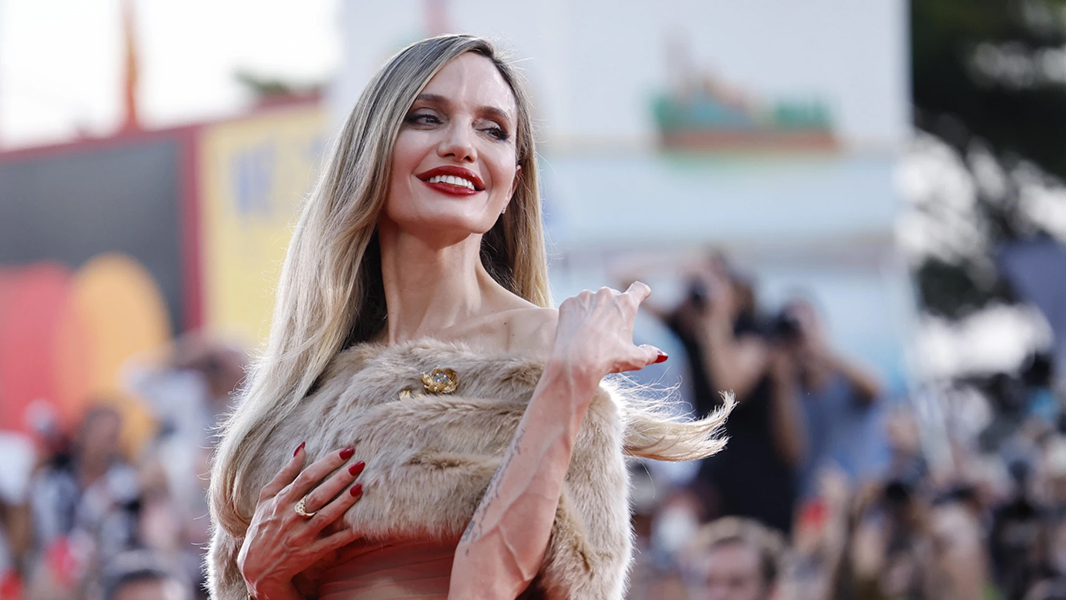 Angelina Jolie deslumbra en Venecia en el estreno de María