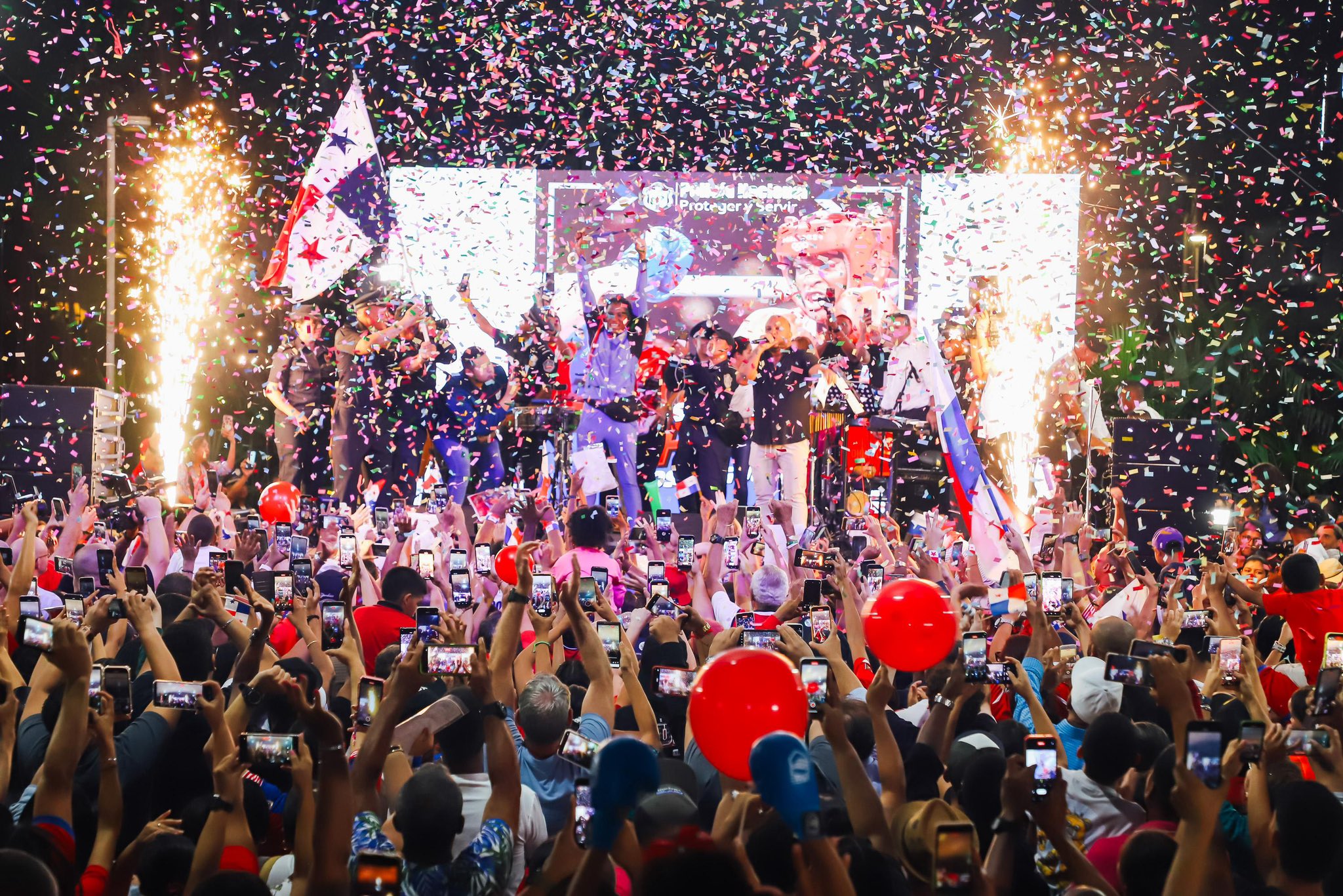 Atheyna recibe el calor del pueblo y festeja su medalla