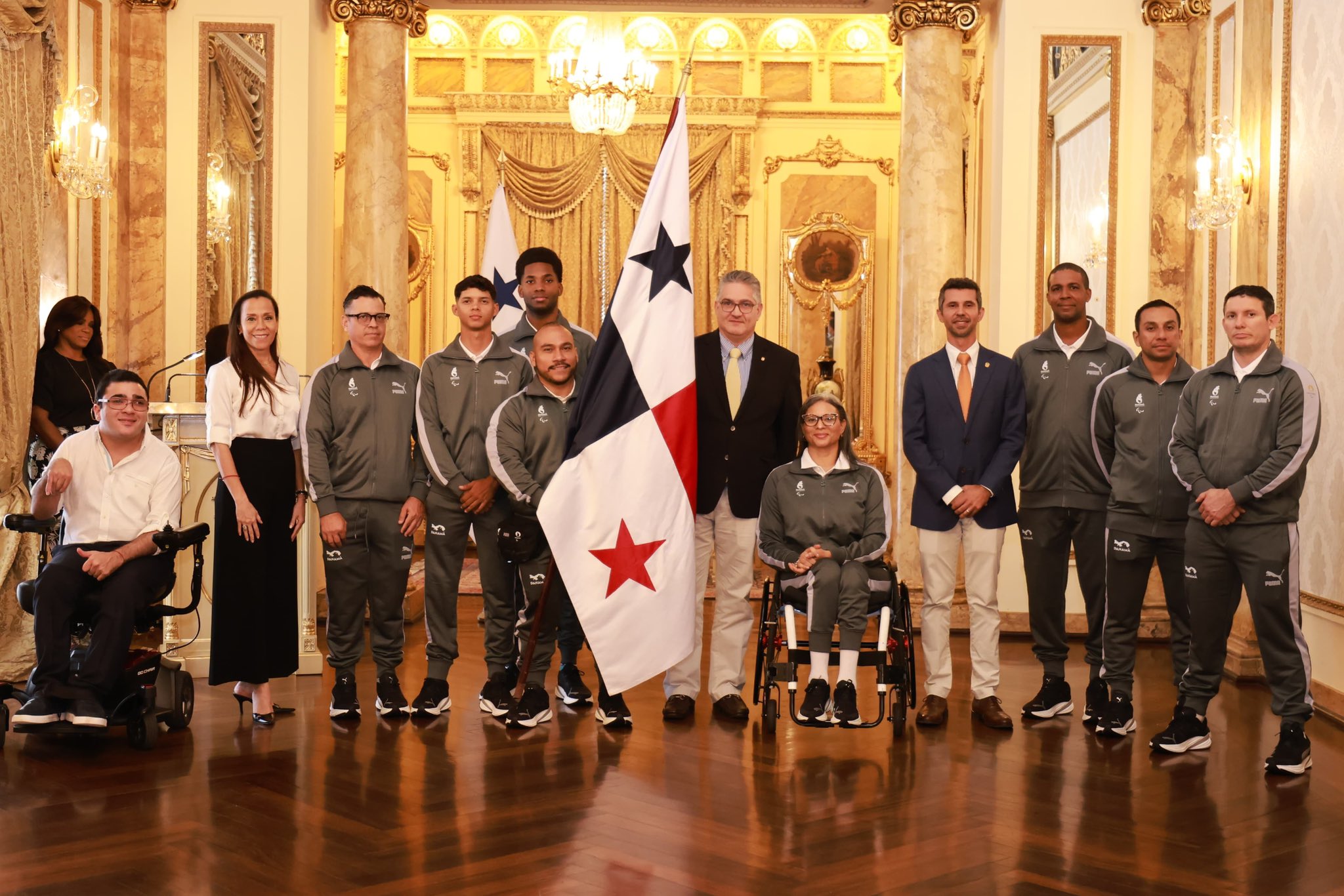 Delegación nacional recibe la bandera para los Juegos Paralímpicos París 2024