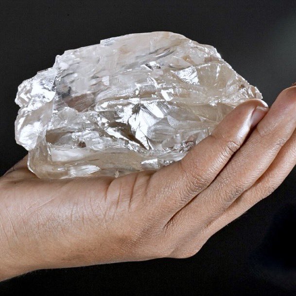 Descubren segundo diamante más grande del mundo con 2,492 quilates