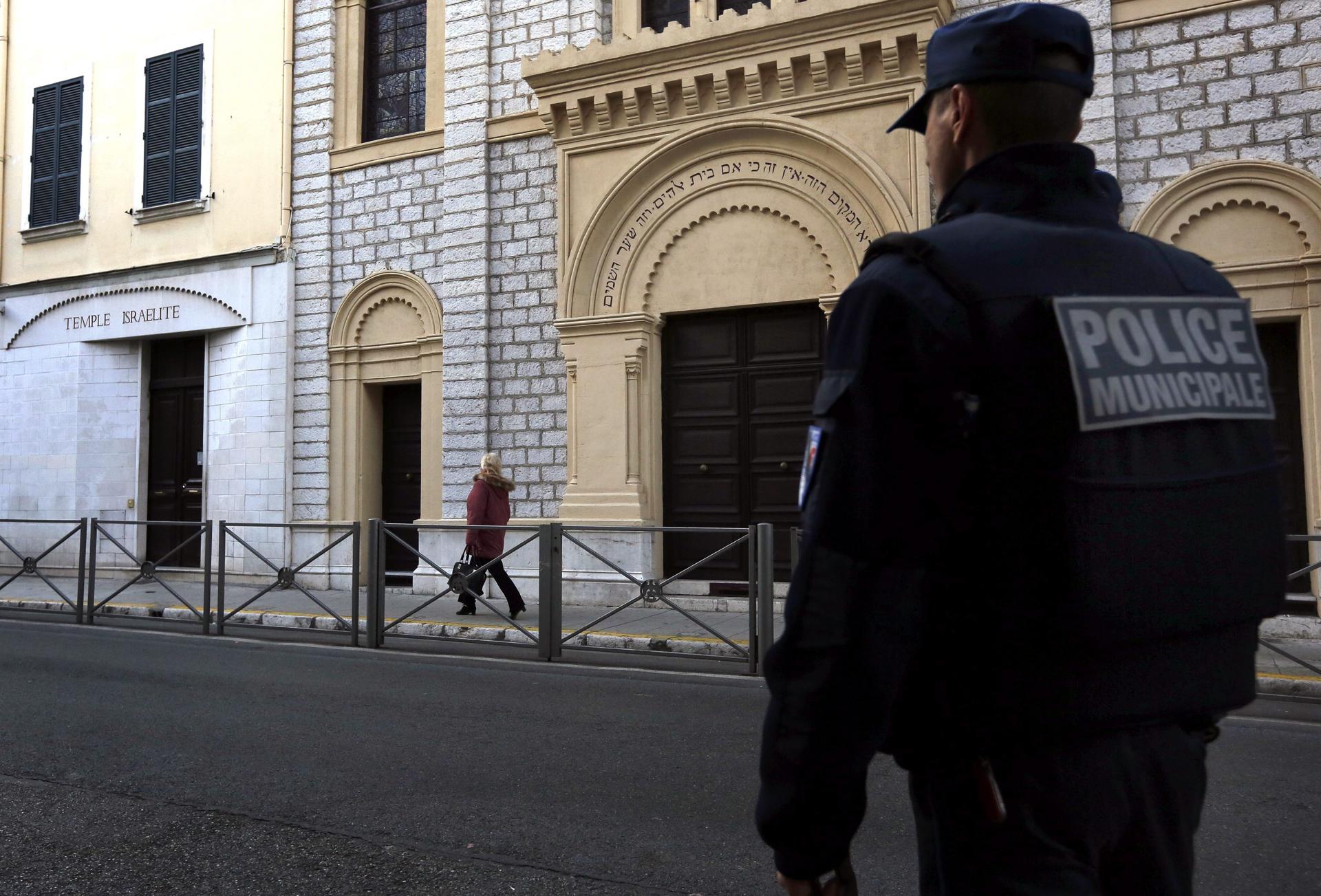 Hieren a policía en atentado contra una sinagoga en Francia