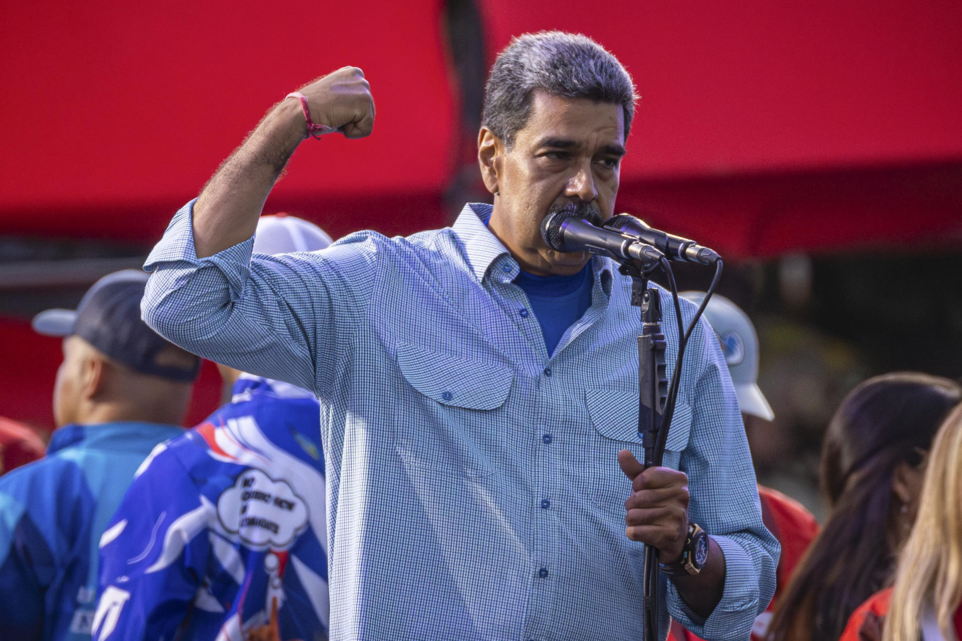 Maduro pide no aceptar equipos electrónicos como regalos de Navidad