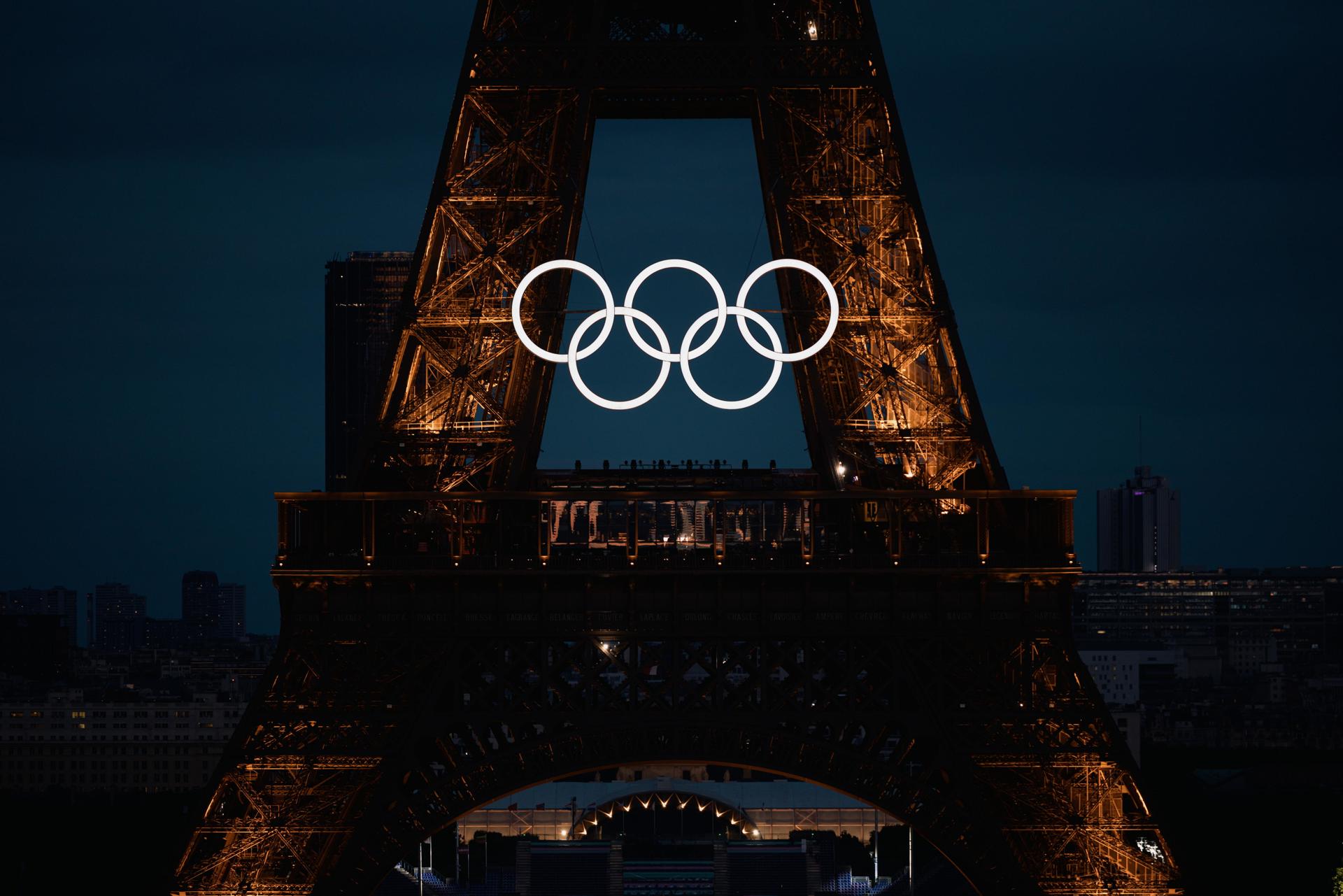 Alcaldesa de París quiere los anillos olímpicos en la torre Eiffel hasta 2028