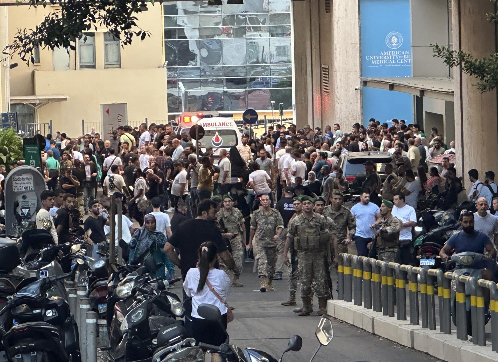 Soldados libaneses y miembros de Hezbolá se reúnen afuera de un hospital donde se transportaba a personas heridas, luego de un incidente que involucró los dispositivos inalámbricos de miembros de Hezbolá en Dahieh, Beirut, sur del Líbano, el 17 de septiembre de 2024. Según la agencia de noticias estatal del Líbano, varios "dispositivos de comunicación inalámbrica (buscapersonas) fueron detonados utilizando tecnología avanzada".'Varias personas con diversas heridas han estado llegando a hospitales libaneses, según el Centro de Operaciones de Emergencia de Salud Pública del Líbano del Ministerio de Salud Pública. (Líbano, Hizbulá/Hezbolá) EFE/EPA/WAEL HAMZEH