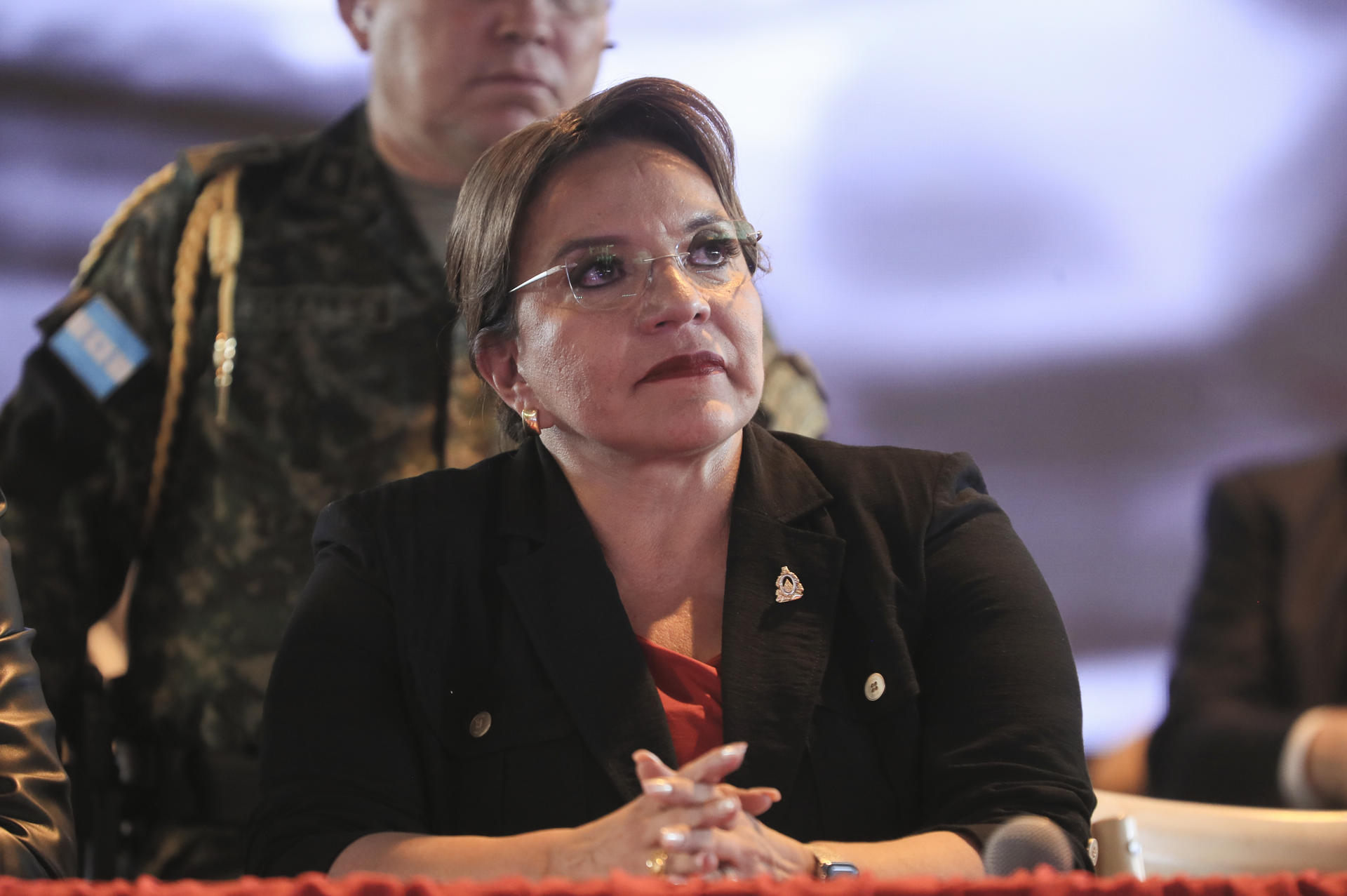 Piden renuncia de presidenta de Honduras que denuncia amenazas de golpe de Estado