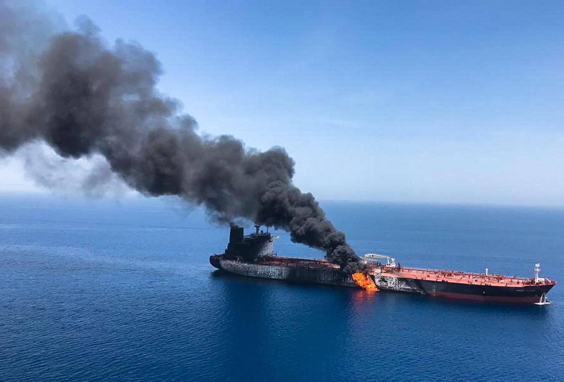 Abandonan remolque de petrolero en llamas en Mar Rojo