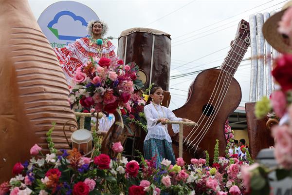 Más de un millón de flores adornan a la comunidad de Volcán en Tierras Altas