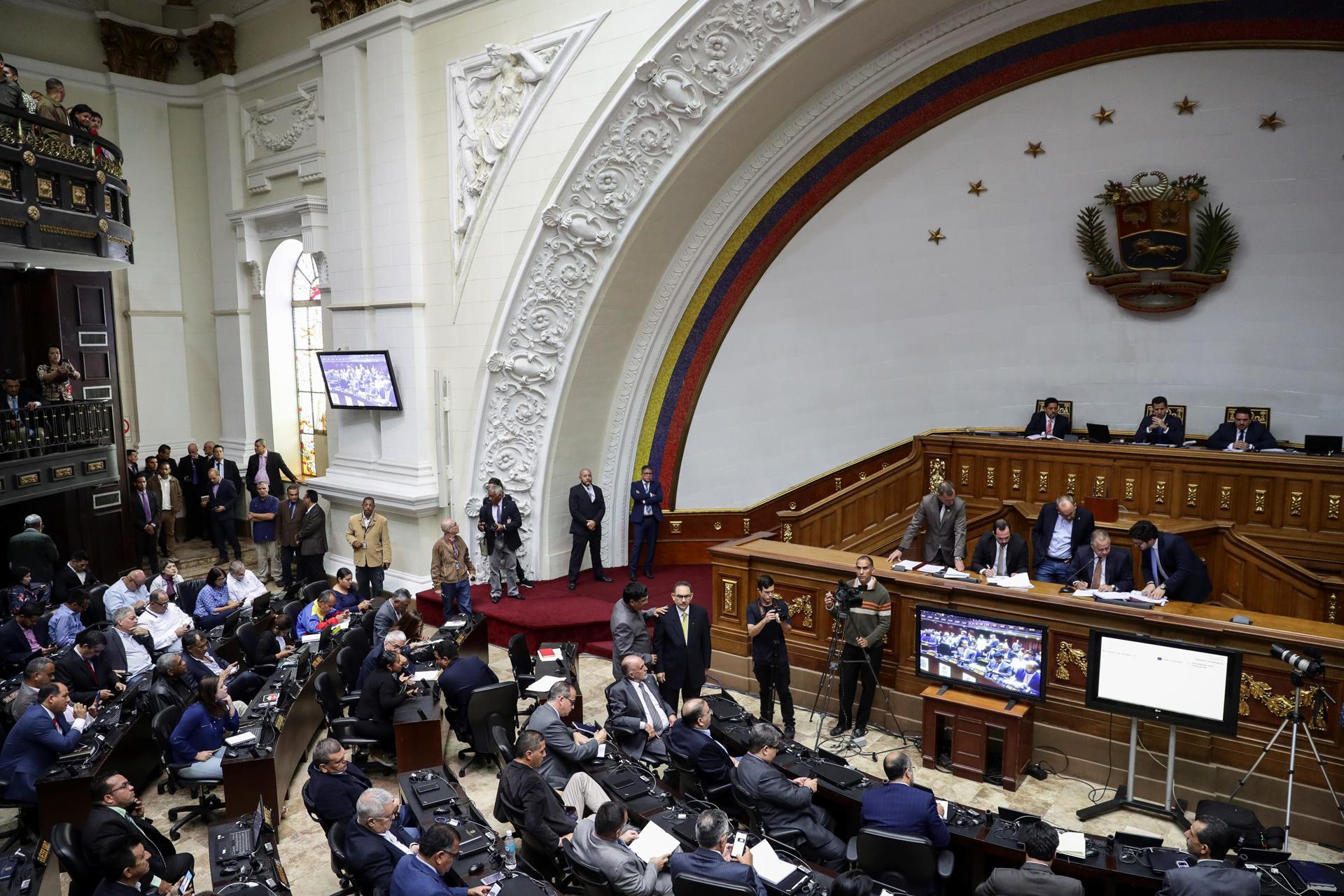 Asamblea Nacional de Venezuela pide a Maduro romper relaciones con España