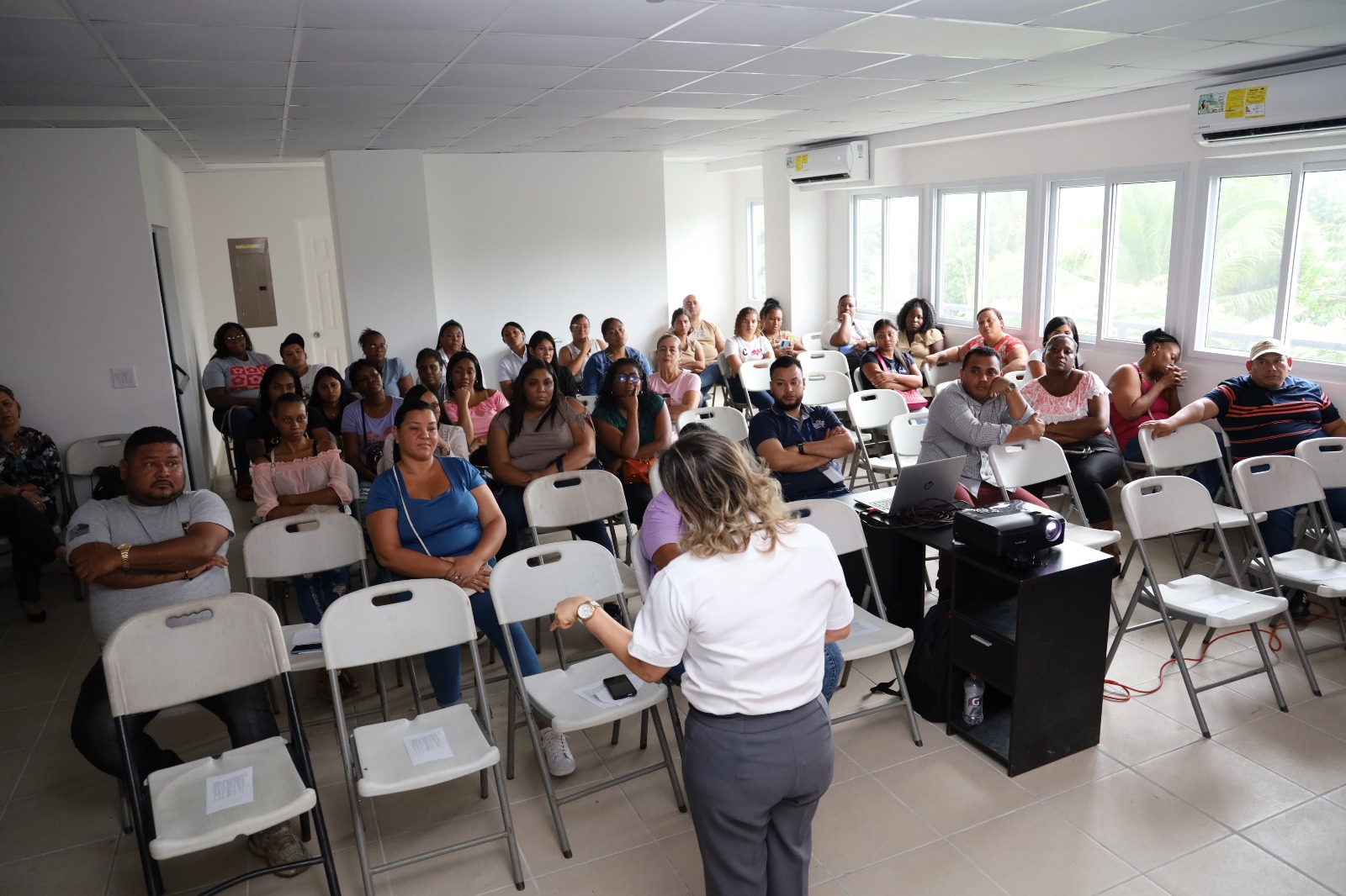 Banco Hipotecario capacita a beneficiados del proyecto habitacional Miguel “Mickey” Sierra.