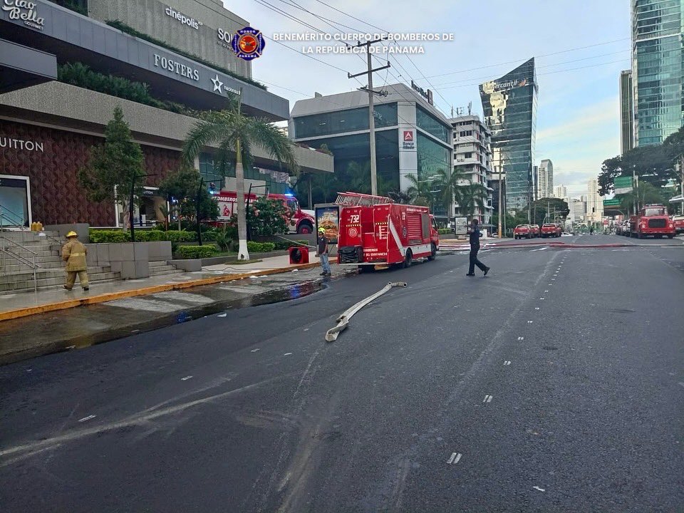 Tras seis horas de labor bomberos logran sofocar fuego en Soho Mall