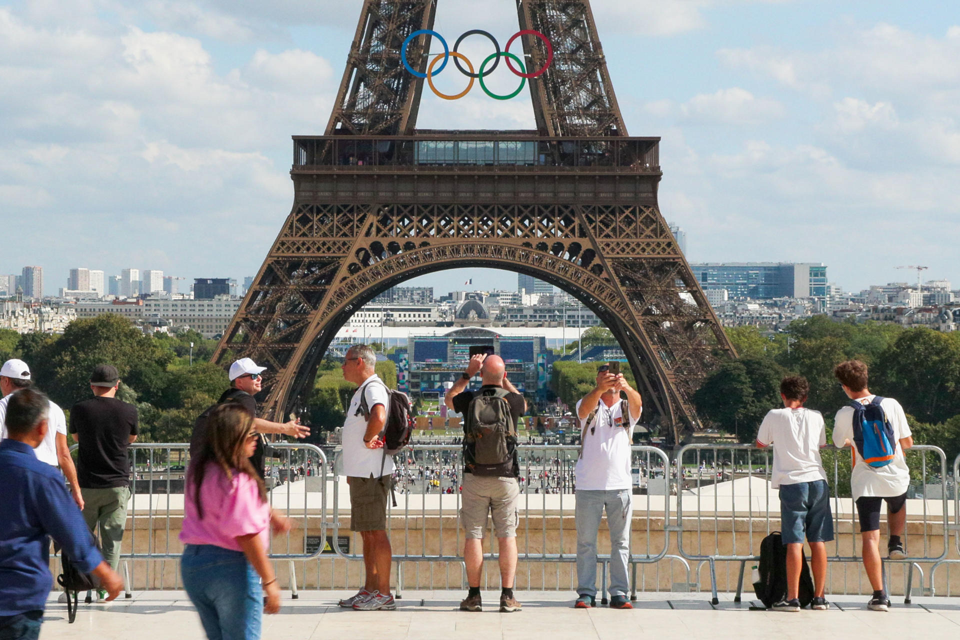 Anillos olímpicos en torre Eiffel, ¿atentado al patrimonio o idea innovadora?