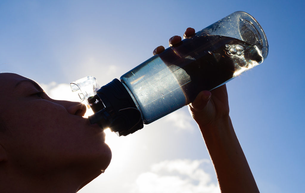 No hay que tomar dos litros de agua al día