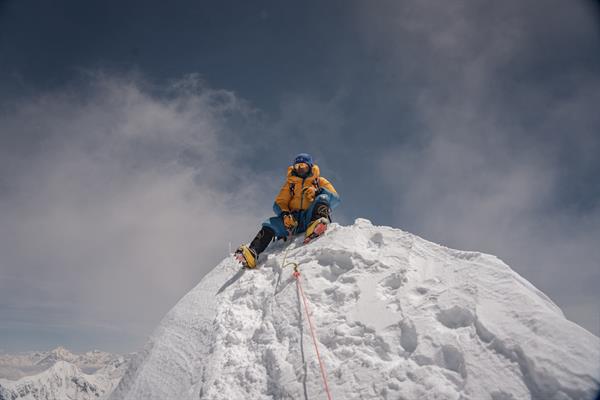 Escalador rompe récord Guinness al completar las 14 montañas más altas del mundo