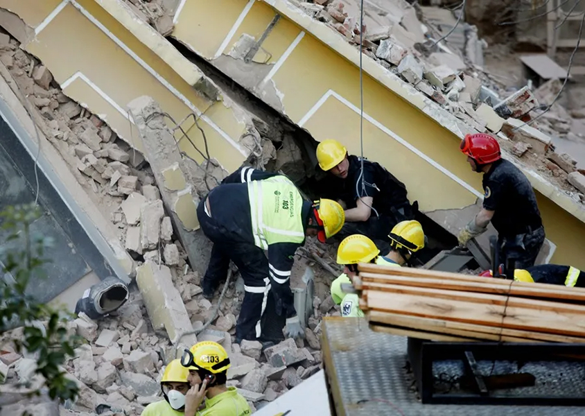 Continúan las tareas de rescate entre los escombros del edificio desplomado en Argentina