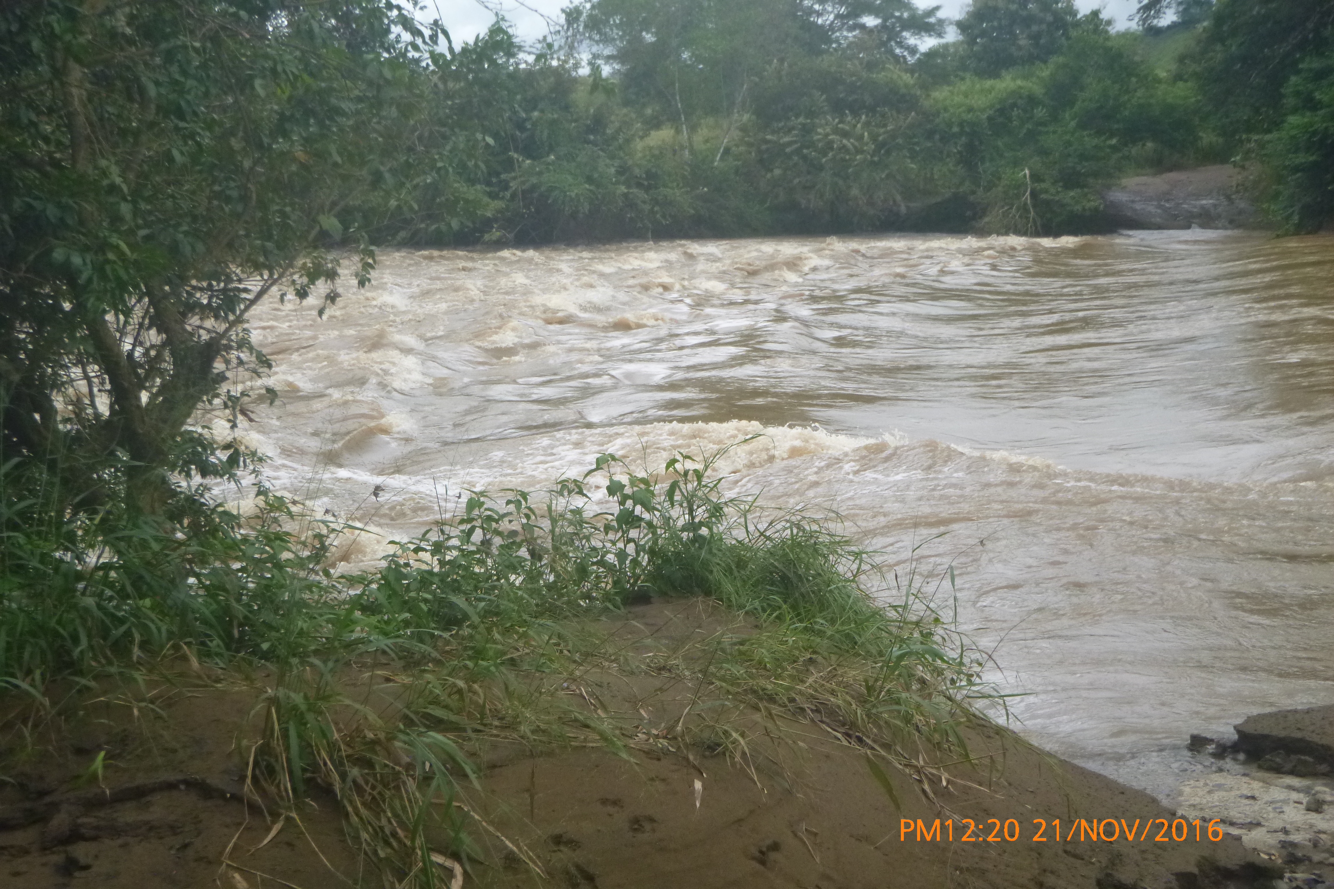 Crecida del Río La Villa afecta a ribereños