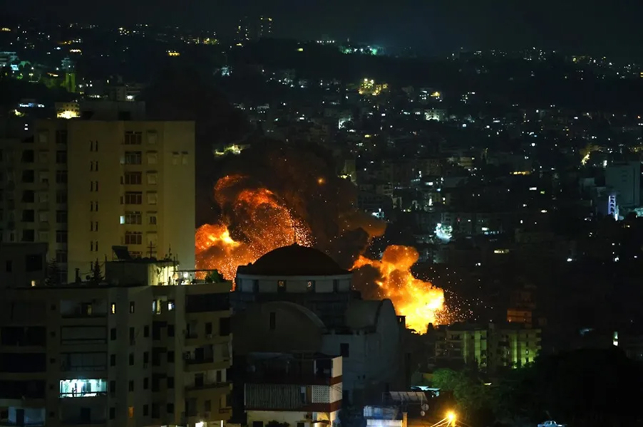 Israel castiga Beirut con más de 30 bombardeos en su noche más violenta 