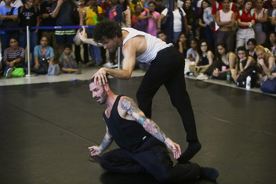 Pasajeros del Metro se conectan con la emoción de la danza moderna