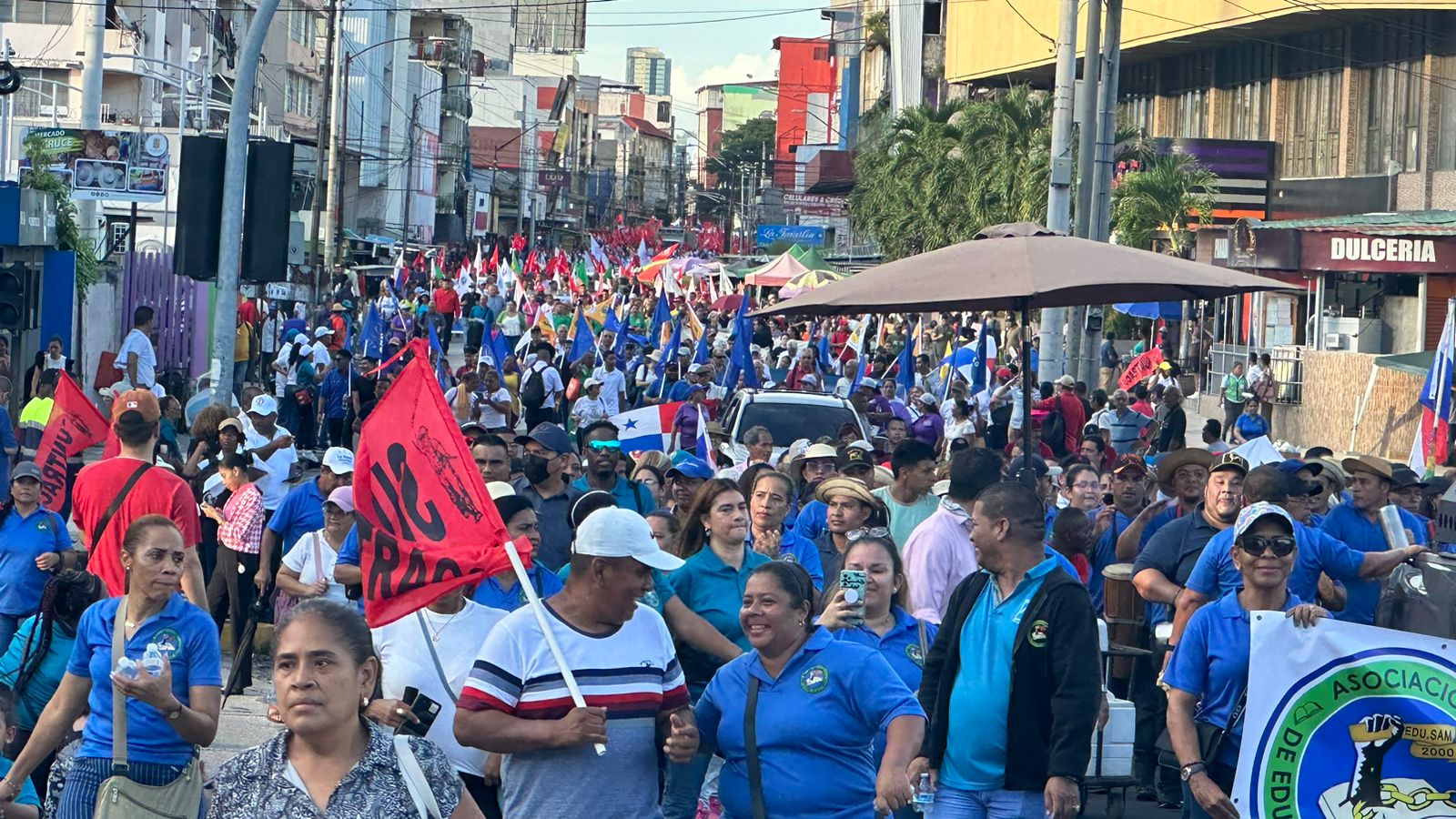 Gremios magisteriales, sindicales y de la salud marchan hasta la Presidencia